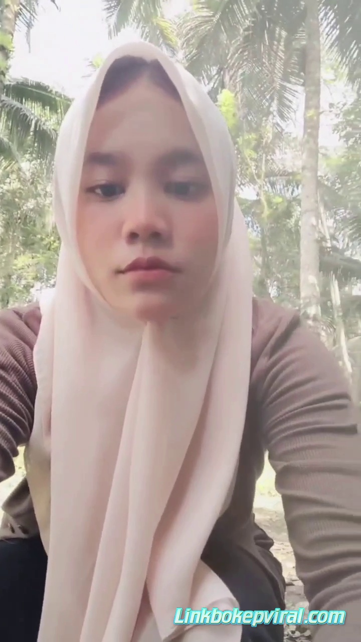 Abg Hijab Eksib Dikebun Tetangga