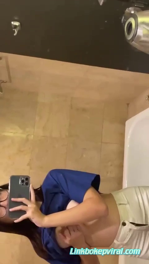Bocil Tobrut Cindo Eksib Sambil Melet Didalam Toilet Hotel