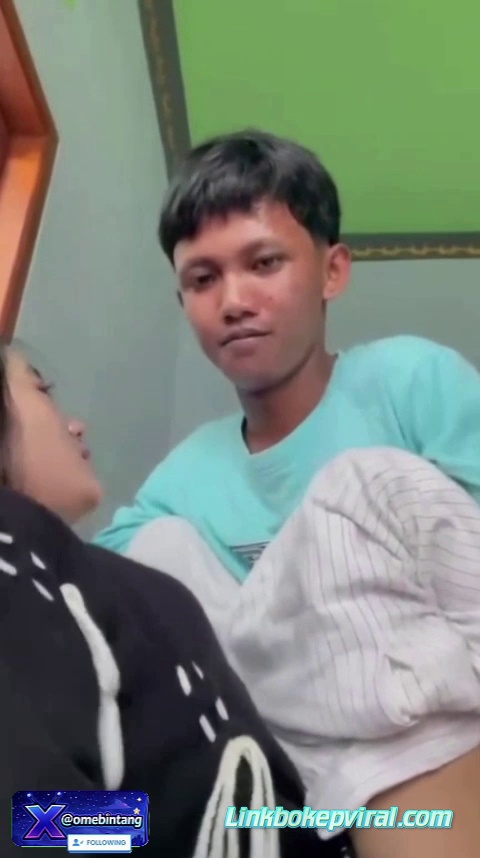 Bokep Indo Banyuwangi Ngewe Diem Diem Diruang Tamu
